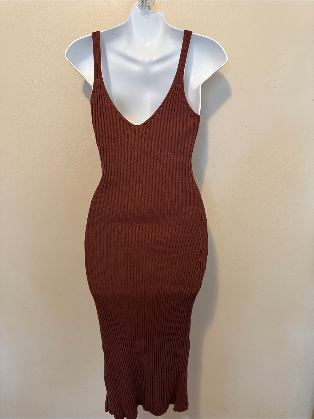 Abercrombie & Fitch Rust-Brown Ribbed V‑Neck Midi Dress - Picture 2 of 3